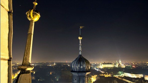 Night timelapse and Mariacki lower tower in the foreground